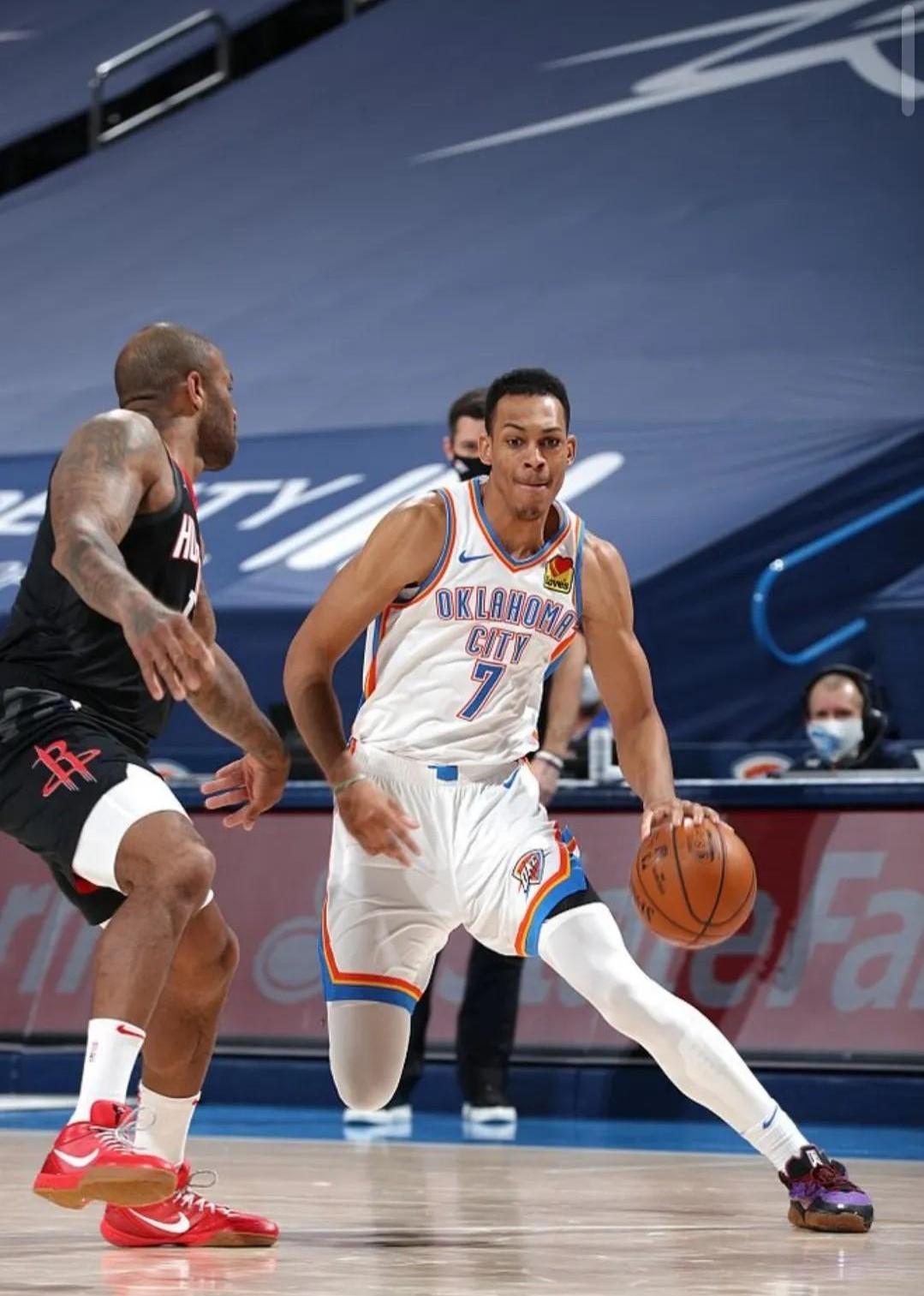 尼克斯爆冷菲律宾男篮,贝弗利统治全场 尼克斯爆冷菲律宾男篮,贝弗利统治全场