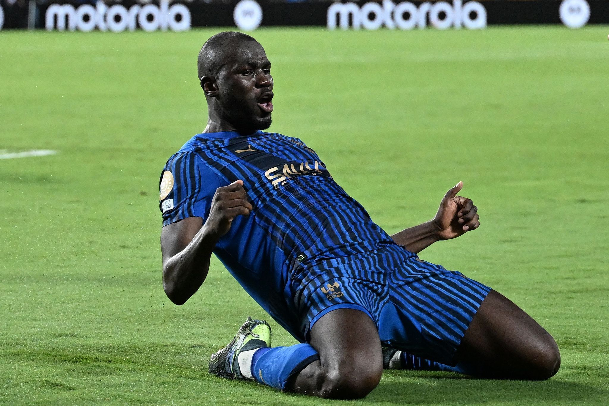 曼城后防球员因伤暂停比赛的简单介绍