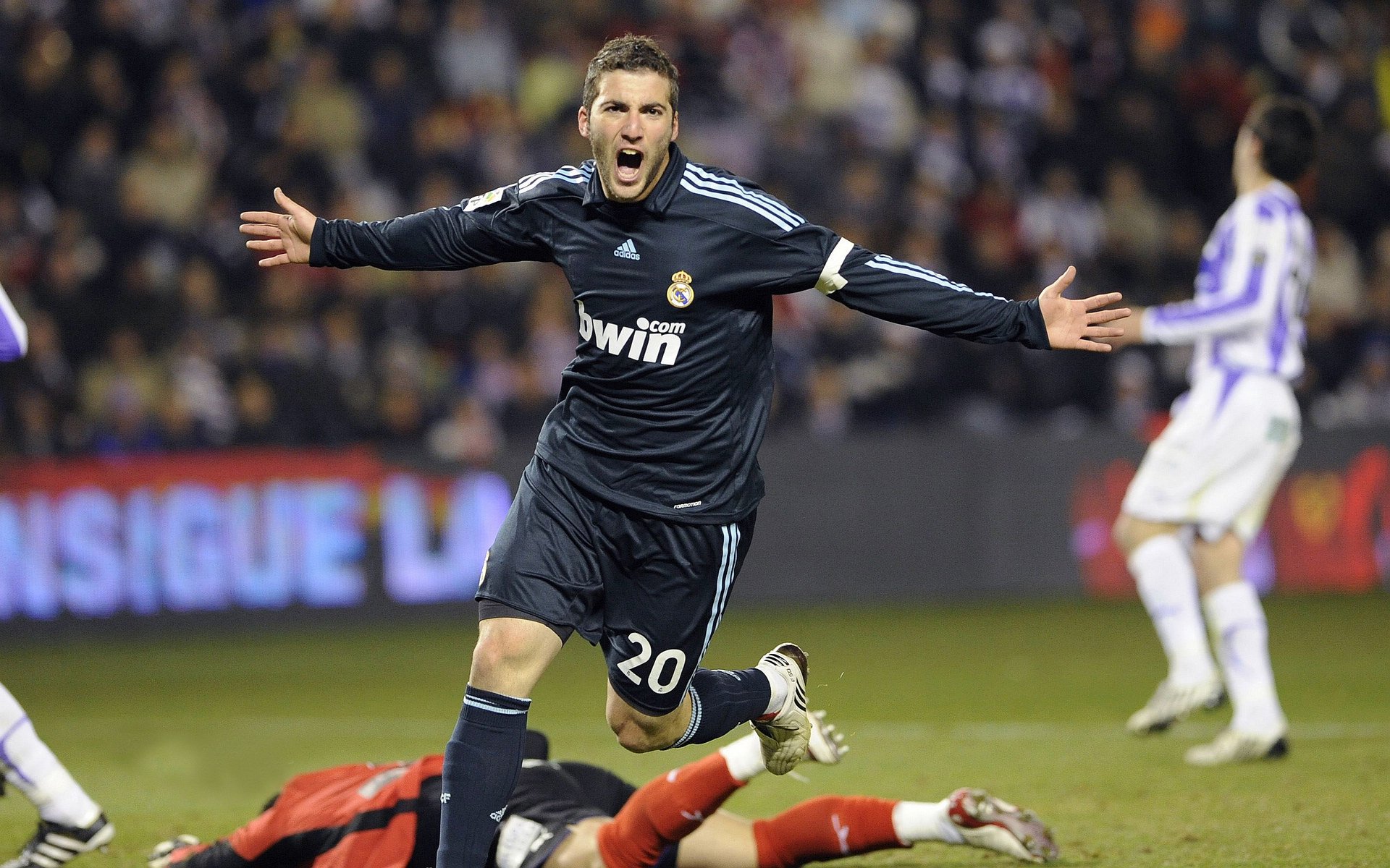 开云足球直播-尼斯收割西班牙，阿圭罗如何从英超传奇变身为欧联关键先生