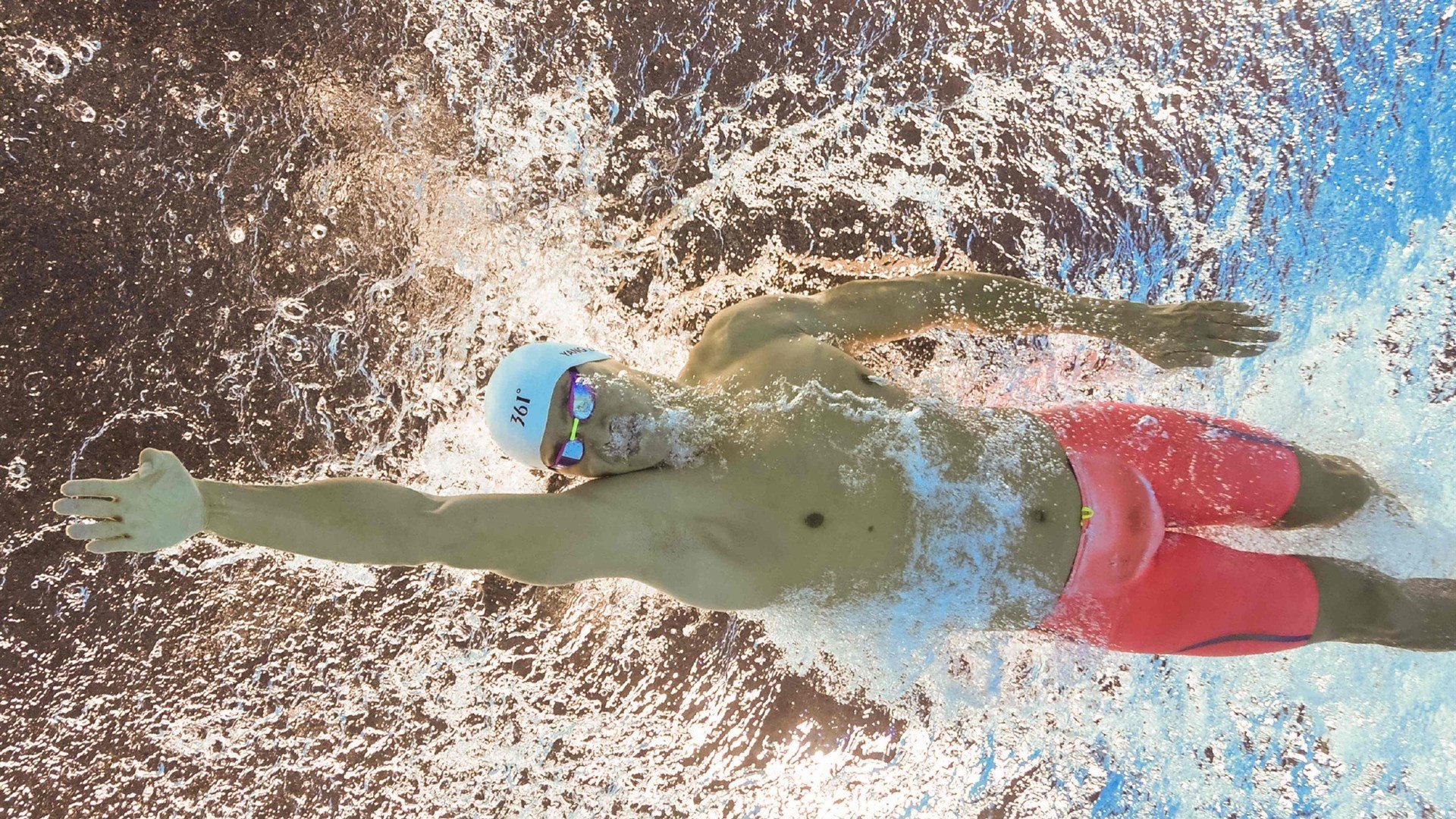 绿茵场与羽毛球场，德国战车轻取法兰西，郑思维状态火热点燃赛场